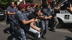 Policas armenios detienen a un participante de la protesta contra las acciones militares de Azerbaiyn en la regin de Nagorno Karabaj.