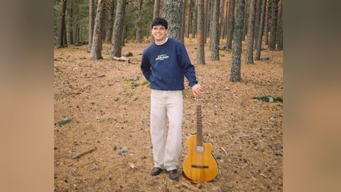 quintero.El cantante corus igo Quintero con su sudadera de Cero de Costa