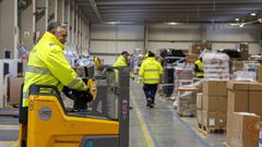 Trabajadores en una empresa log�stica en Zaragoza.