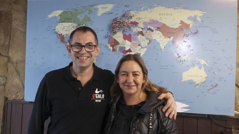 Fran Caballero, responsable del mes�n, junto a Carolina �lvarez, la ganadora
