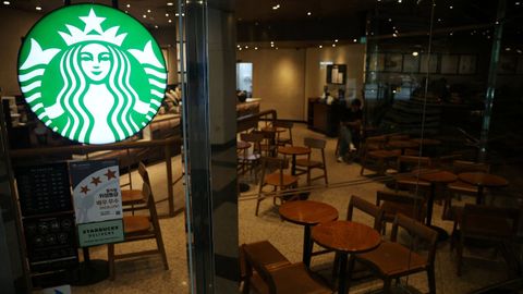 Un establecimiento de Starbucks completamente vac�o en Seul, capital de Corea del Sur.