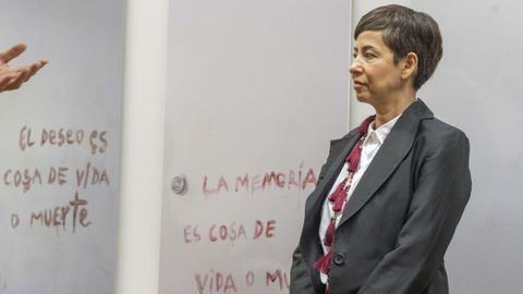 Priscilla Monge, ante unha serie que lle censuraron na Bienal da Habana.
