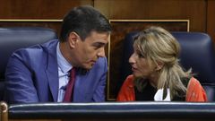 Pedro Snchez y Yolanda Daz conversando en sus escaos del Congreso en una imagen de archivo