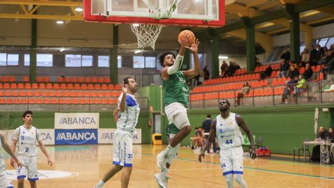 Curtis Larousse en un partido con el Basket Xiria