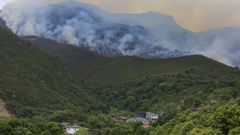 Uno de los frentes activos este martes, por encima de Vilarbac�, en el municipio lucense de Quiroga.