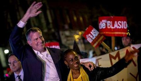 Bill de Blasio, junto a su mujer, es el favorito a ser el nuevo alcalde de Nueva York.