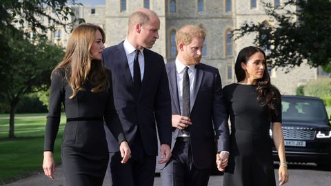 Catalina, Guillermo, Enrique y Meghan, en el exterior del castillo de Windsor tras la muerte de Isabel II