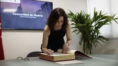 La presidenta de la Comunidad de Madrid, Isabel D�az Ayuso, firma un libro este lunes, en la C�mara Espa�ola de Comercio en Ciudad de M�xico.