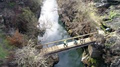 Reconstruccin del puente de la madera sobre el Lor, entre Froxn y Vilar, quemado en el incendio del 2022. La ruta guiada prevista para el da 30 pasar por este lugar 