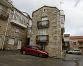 <span lang= es-es >Interior</span>. Las plazuelas y callejas del interior laxense son un ejemplo de conservaci�n y de cuidado de las fachadas, aunque comparten espacio con edificios m�s modernos.