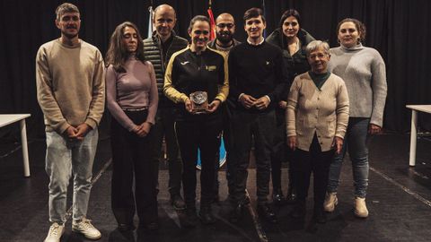La ribeirense fue agasajada con una pieza de cermica y un bono con cien euros para gastar en tiendas deportivas del municipio.