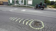 La empresa de mantenimiento de viales ha se�alizado con pintura verde el socav�n situado frente al cementerio 
