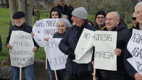 Los vecinos de Augas Mansas se concentraron con pancartas.