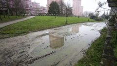 Accesos impracticables. Los caminos que dan entrada al recinto est�n convertidos en un barrizal. Grandes baches y agujeros se llenan de agua con la lluvia y hay zonas en las que la arena y la grava recubren completamente las aceras