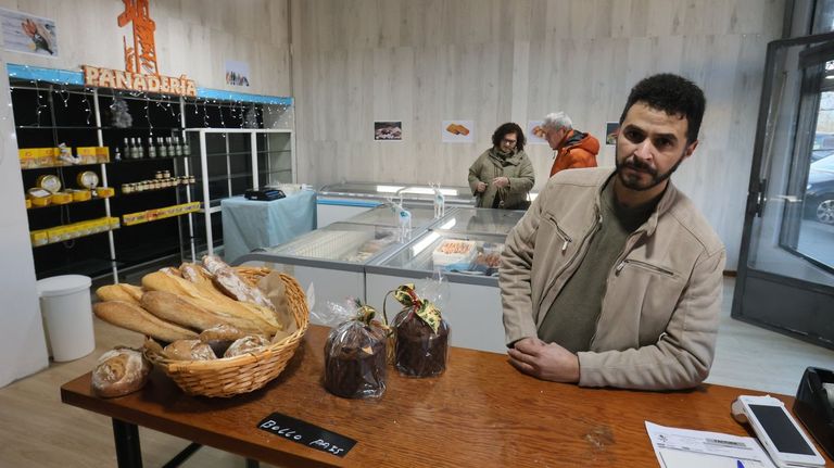 Adil Hammoum abri� al p�blico su tienda este s�bado en Verxeles