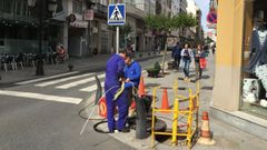 Imagen de archivo de operarios en el proceso de instalaci�n de fibra �ptica en una calle de A Estrada