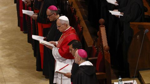 El papa Le�n XIV durante la Oraci�n del Santo Rosario en la Abad�a de Nuestra Se�ora de Montserrat.