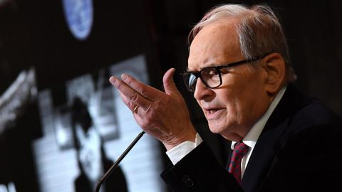 El compositor italiano Ennio Morricone mientras asiste a una ceremonia por la apertura del a�o acad�mico de la Academia de Bellas Artes de Brera, en Mil�n, Italia