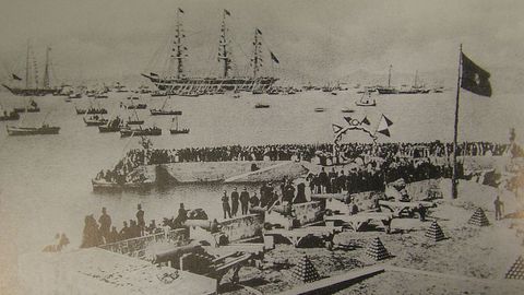 Escena de finales del siglo XIX, con varios barcos ante A Laxe.
