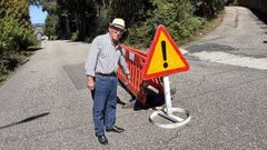 Un vecino ante uno de los cr&aacute;teres del vial