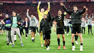 Los jugadores del PSG celebrando el pase a la final de la Champions con su afici&oacute;n desplazada a M&uacute;nich