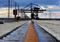 Vista de uno de los ra�les para el desplazamiento de las gr�as de muelle en Caneli�as. 