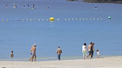 Playa de Silgar en Sanxenxo con baistas aprovechando los momentos de buen tiempo
