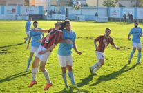 El f�tbol brill� por su ausencia en el partido disputado ayer en un Pepe Barrera con el c�sped mejorado pero a�n irregular. 