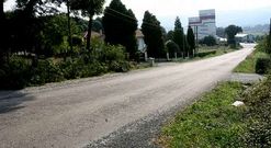 El vial silledense objeto de mejora es un enlace clave para la feria llegando desde Santiago. 