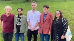 O concelleiro do BNG de Ortigueira, no centro, con Ana Pont�n e outros membros da lista, na campa�a das municipais do 23M