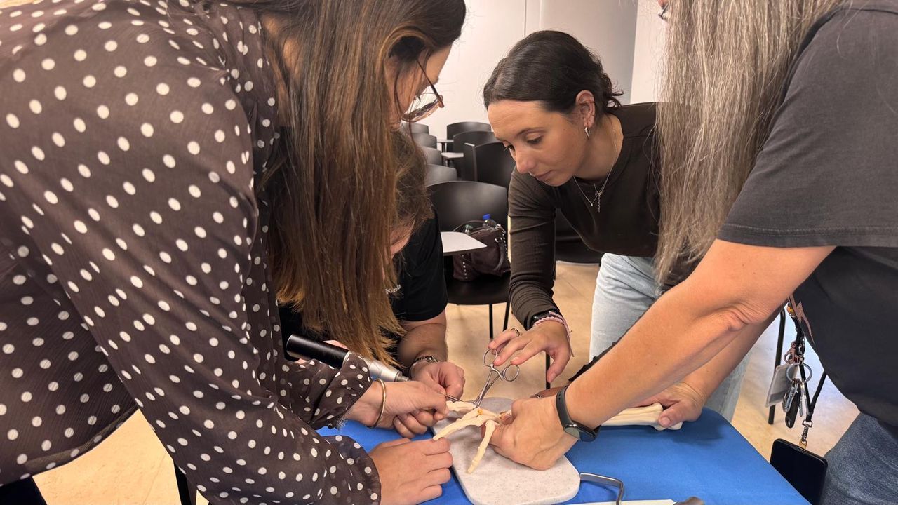El CHUO forma en cirugía de la mano a los futuros traumatólogos gallegos