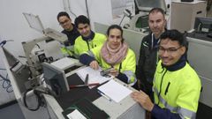 De izquierda a derecha, David, Sebasti�n, Raquel, el profesor Miguel Calvo, y Gabriel, el jueves en una de las aulas-taller del CIFP Ferrolterra
