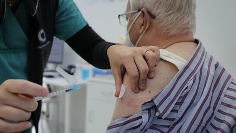 Imagen de archivo de un sanitario administrando una dosis de la vacuna contra el covid.