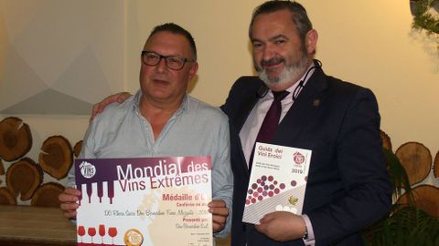 El delegado de la Xunta, Jos� Manuel Balseiro (derecha), entrega el premio al representante de Don Bernardino