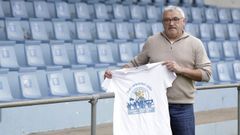 Barreira mostra a camiseta conmemorativa do ascenso ante a grada do Vi&ntilde;as da Veiga.