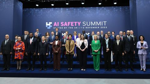 Foto de familia de las delegaciones internacionales presentes en Bletchley Park