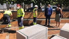 El alcalde supervisa las obras que se llevan a cabo en el exterior del ayuntamiento