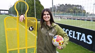 La futbolista de As Celtas Sara Deb�n, antes del entrenamiento de ayer en A Madroa.