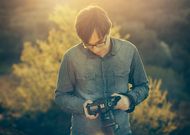 A sus 32 a�os, Borys Mart�nez lleva diez dedicado a la fotograf�a de bodas. 