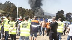 Im�genes de la primera jornada de protestas ante la f�brica de Alcoa en San Cibrao tras el anuncio de cierre de la planta de aluminio