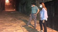 La alcaldesa Dolores Castro y el concejal de Obras, Jos� Antonio L�pez Rodr�guez, revisan el pavimento de chapacu�a instalado en las calles de Seceda