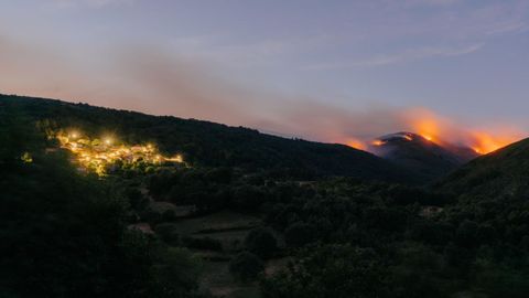 A la izquierda, el pueblo de Queguas, en Entrimo, y a la derecha el fuego entrando desde Portugal