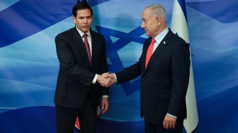 Marco Rubio estrecha la mano al primer ministro israelí, Benjamin Netanyahu