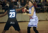 La norteamericana Rebecca Mills hace un gran trabajo en la lucha bajo los tableros. 