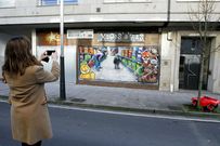 Grafitis para aliviar los cierres. M�s que soluciones, el gobierno ha puesto parches al cierre de negocios al impulsar la creaci�n de grafitis en locales para mejorar la imagen. 