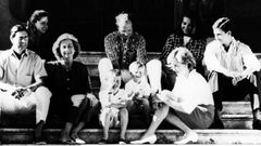 DON JUAN CARLOS I Y DO�A SOF�A, REYES DE ESPA�A, SENTADOS JUNTO AL PR�NCIPE CARLOS  Y LA PRINCESA DIANA EN LA ESCALERA DEL PALACIO DE MARIVET EN MALLORCA