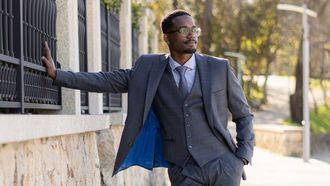 �lex Ramos tambi�n colabora como modelo en una firma de trajes