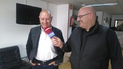 Manuel, a la derecha, junto con su padre