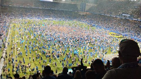 Momento en el que la afición del Real Oviedo salta al campo