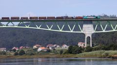 Tren de mercanc�as pasando sobre el r�o Ulla